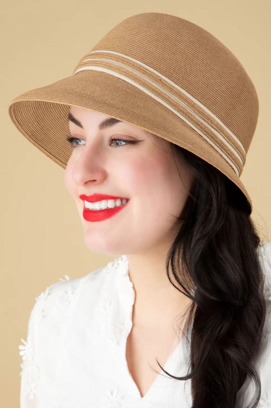 Brontu00e9 Hute & Fascinators | Diana Cloche Strohhut In Sand