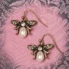 Lovely Schmuck | Bumble Bee Pearl Drop Ohrringe In Gold