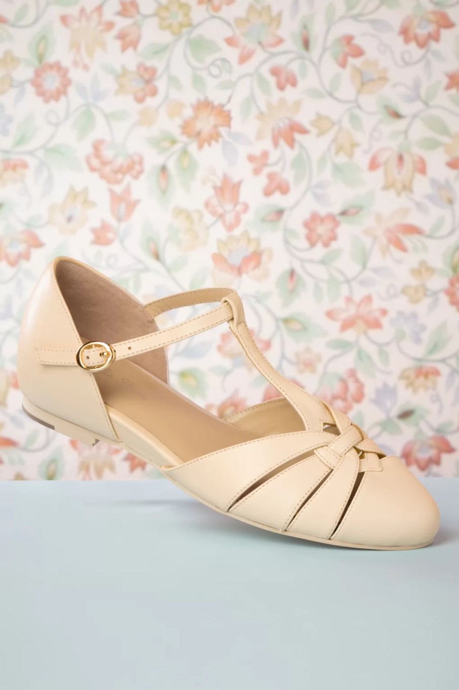 Charlie Stone Ballerinas | Montpellier Flache Schuhe Mit T-Riemen In Creme