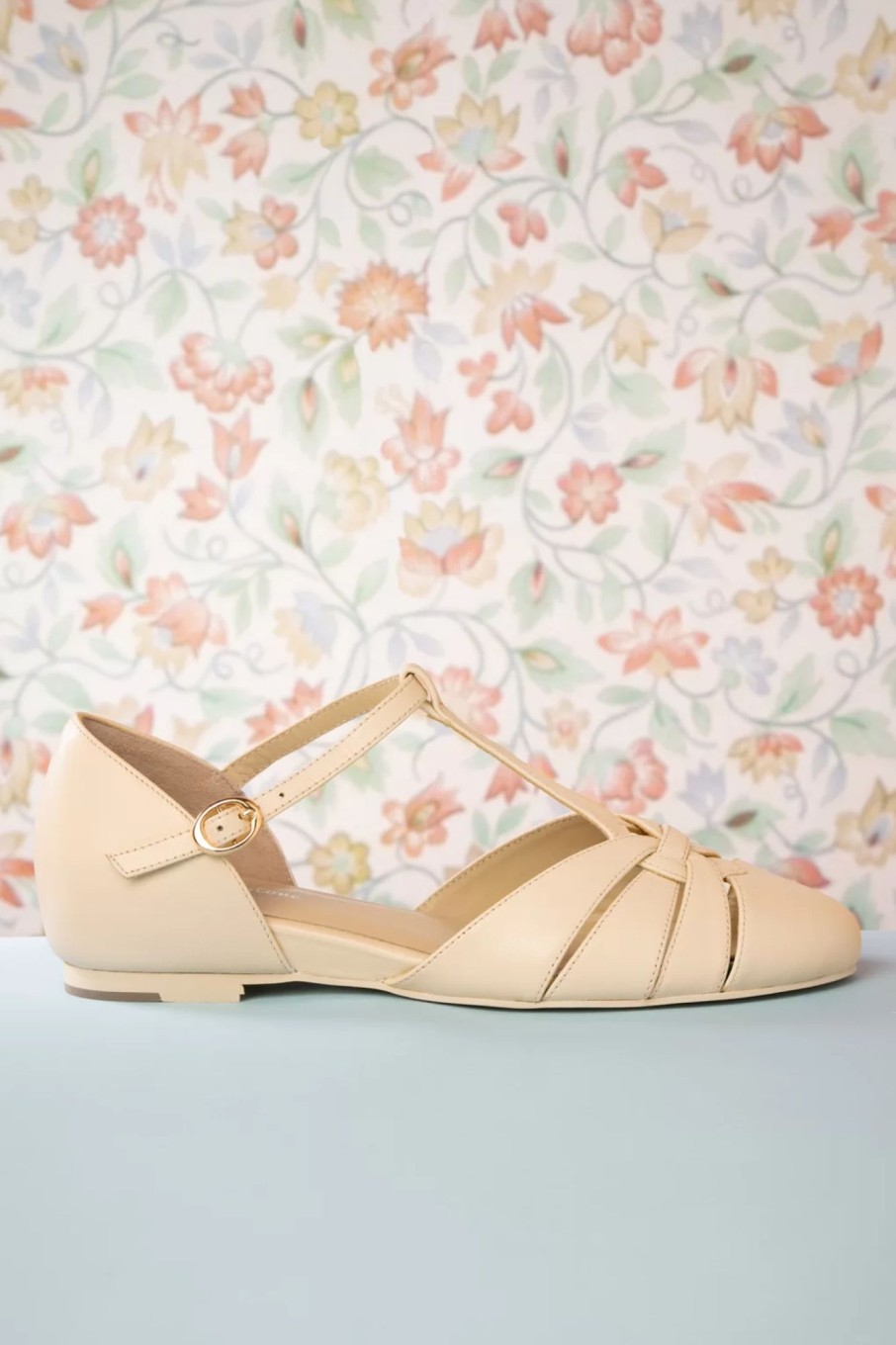 Charlie Stone Ballerinas | Montpellier Flache Schuhe Mit T-Riemen In Creme